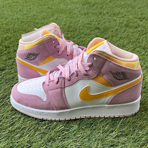 Jordan Other - Air Jordan 1 Mid SE